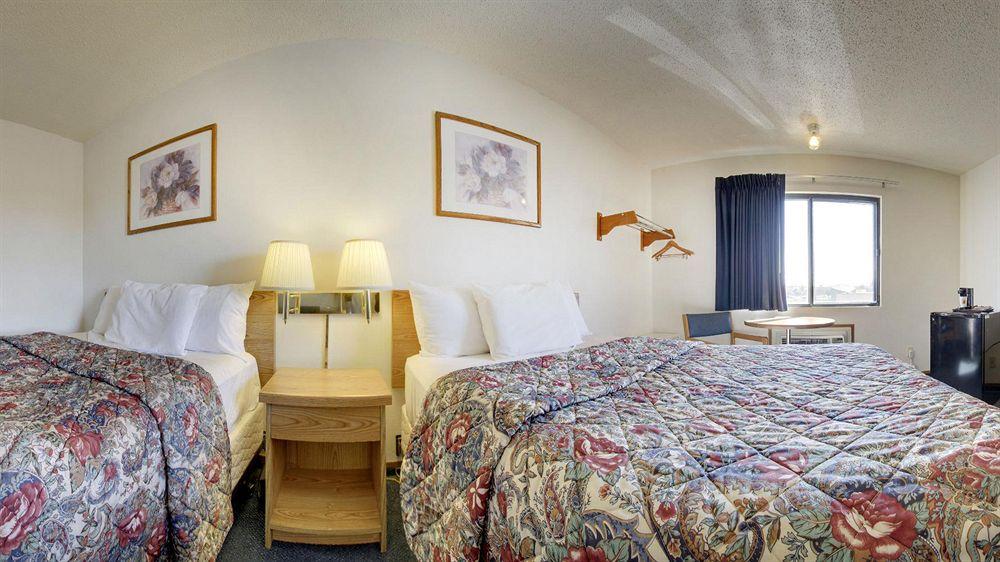 Super 8 by Wyndham Manhattan KS Exteriör bild