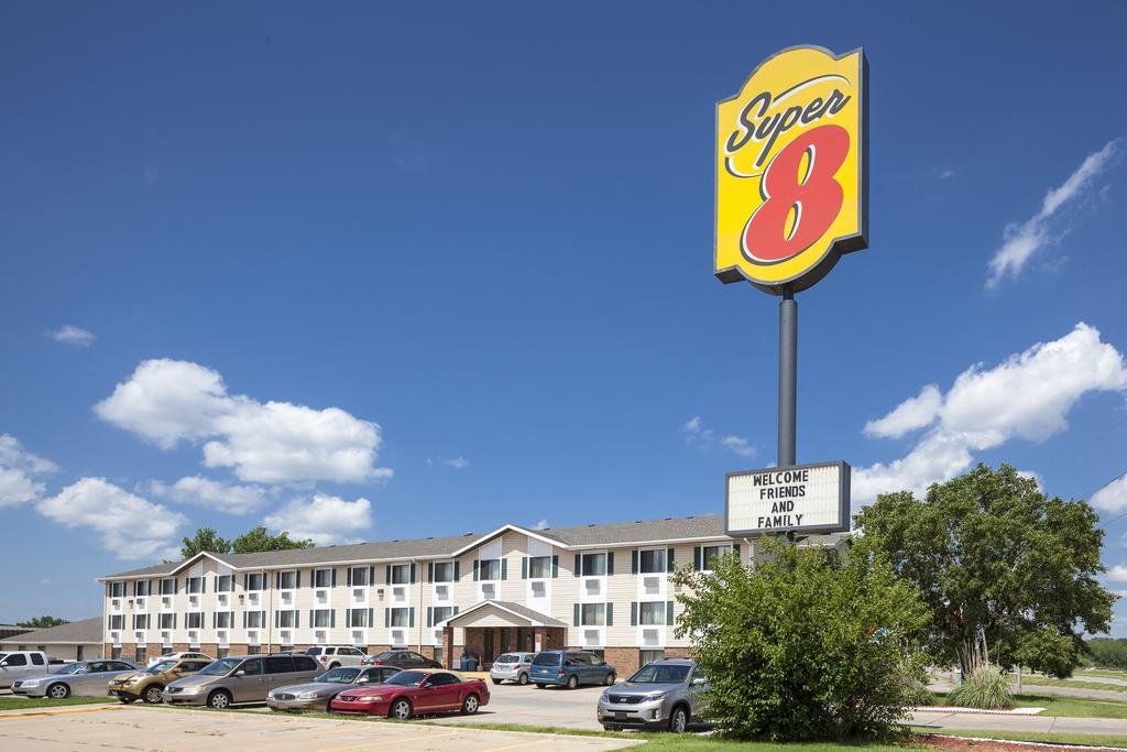Super 8 by Wyndham Manhattan KS Exteriör bild