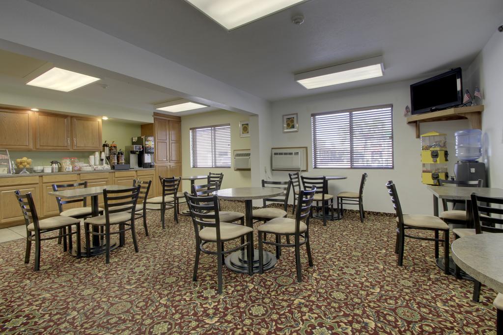 Super 8 by Wyndham Manhattan KS Restaurang bild